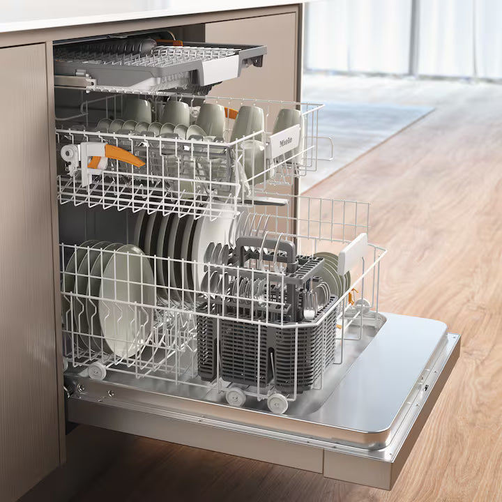 Kurvene og bestikbakken i Miele G 5832 SCU Active Plus S CleanSteel