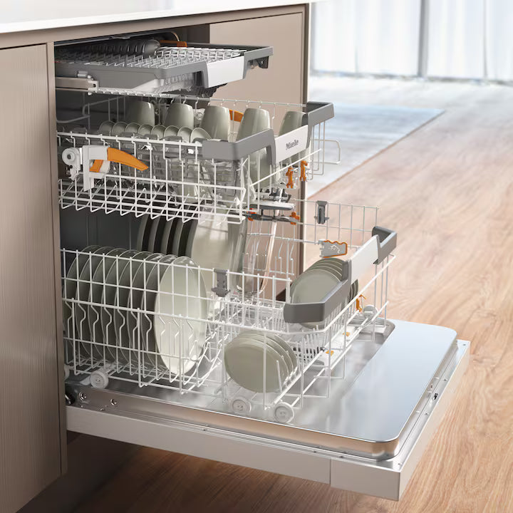 Sidevinkel på kurvene og bestikbakken i Miele G 7210 SCU BW