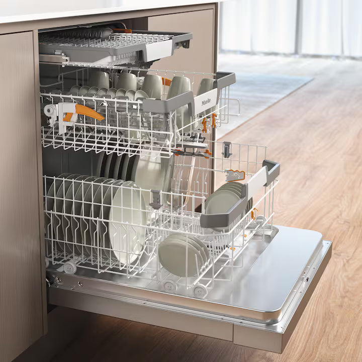 Miele G 7210 SCU CleanSteel opvaskemaskine åbnet op i køkkenet