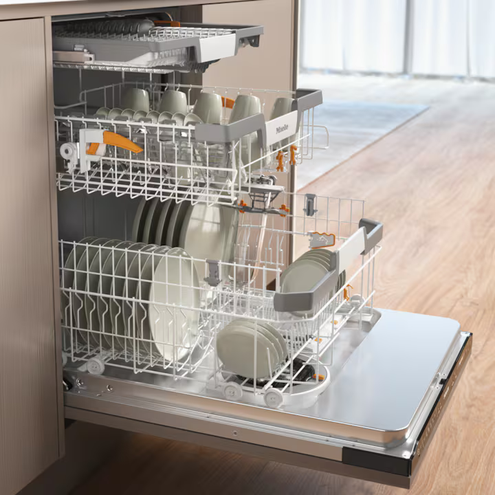 Sidevinkel på kurvene og bestikbakken i Miele G 7655 SCVi XXL