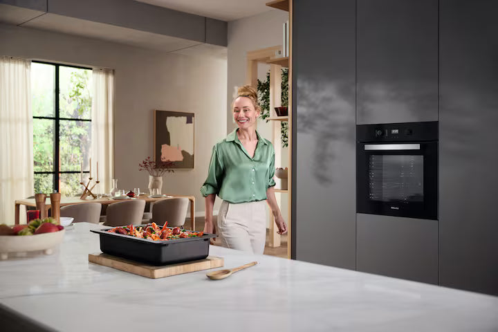 Miele H 2455 B ACTIVE Obsidiansort indbygningsovn installeret i køkken