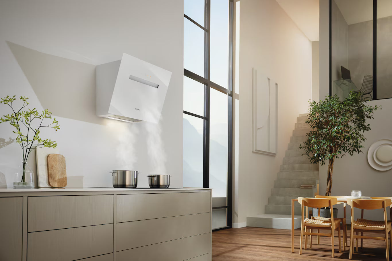 Miele DAH 1650 Active Brillanthvid vægmonteret emhætte installeret over komfur
