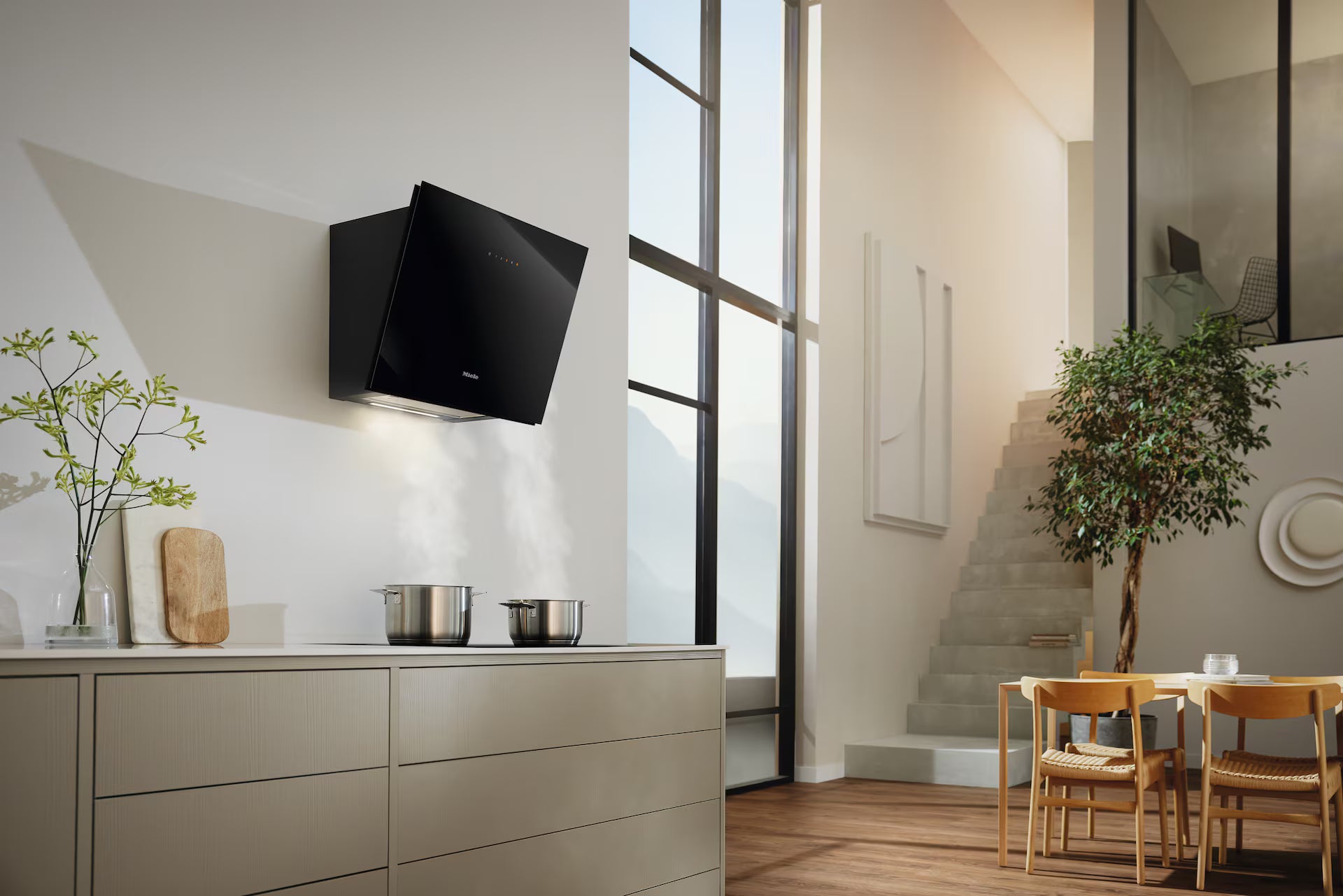 Miele DAH 2660 Escala obsidiansort vægmonteret emhætte i køkkenet