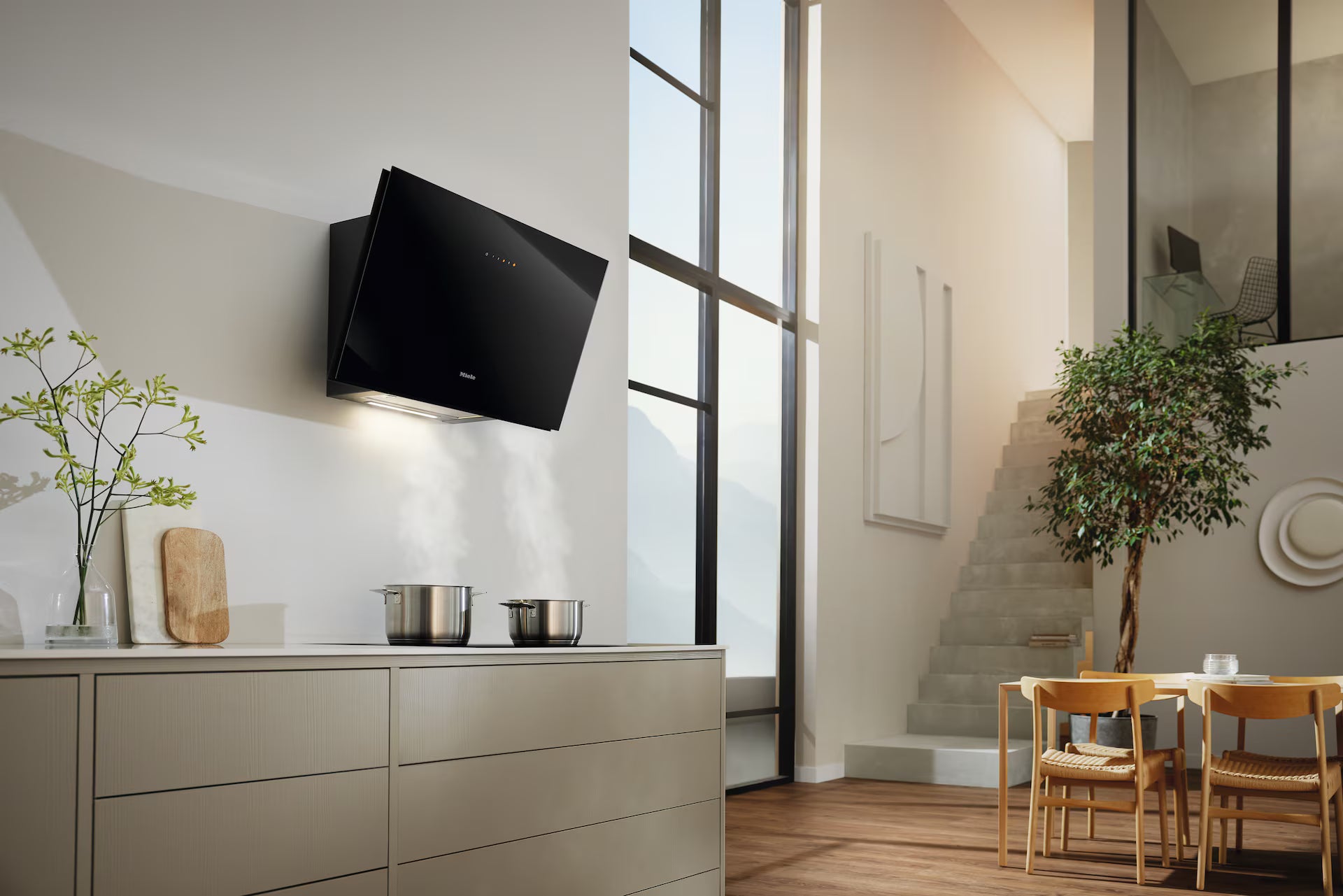 Miele DAH 2860 Escala obsidiansort vægmonteret emhætte i køkkenet