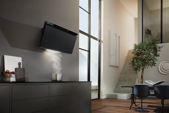 Miele DAH 4980 Sienna obsidiansort mat vægmonteret emhætte i liminal space