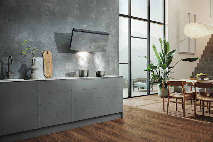 Miele DAH 4970 Sienna Concrete-look vægmonteret emhætte i det grå køkken