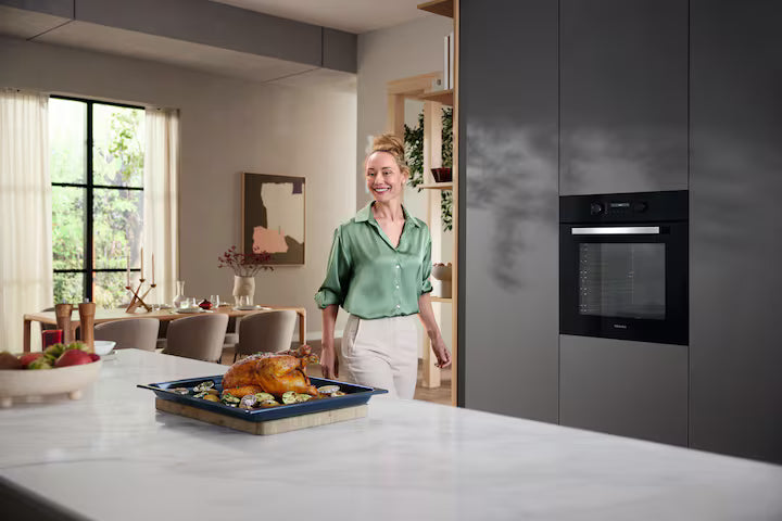 Miele H 2766-1 BP 125 Edition obsidiansort indbygningsovn installeret i køkken