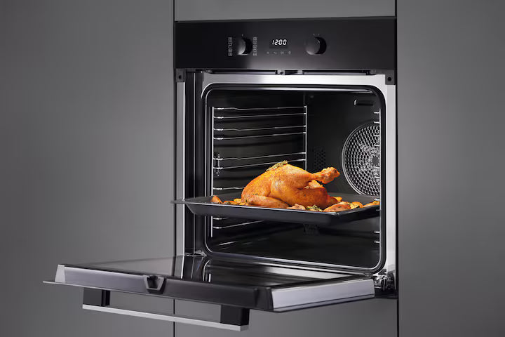 Miele H 2455 B ACTIVE Obsidiansort indbygningsovn i brug