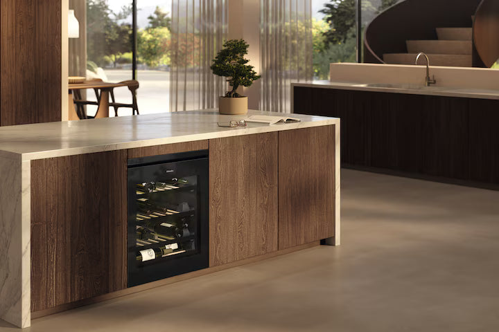 Miele KWTUS 7054 F Obsidiansort glas vinkøleskab til indbygning installeret under bord