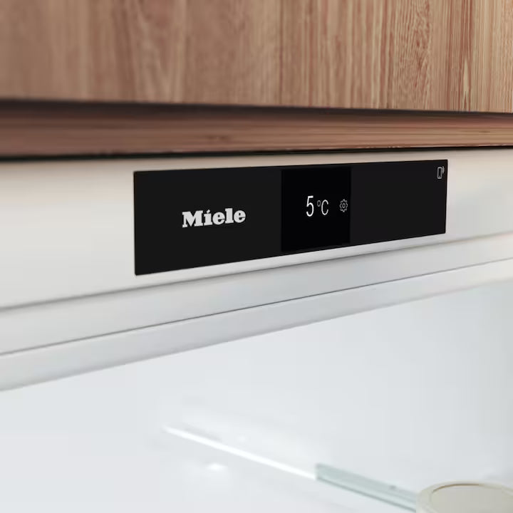 Miele KU 7030 D integreret køleskab til underbygning kontrolpanel