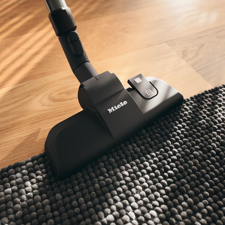 Miele Boost CX1 Blue Pulse Obsidiansort Støvsuger mundstykke på tæppe