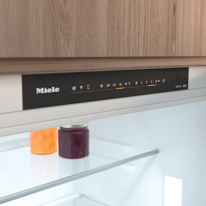 Kontrolpanel med NoFrost på Miele KFN 7934 D integreret køle-fryseskab