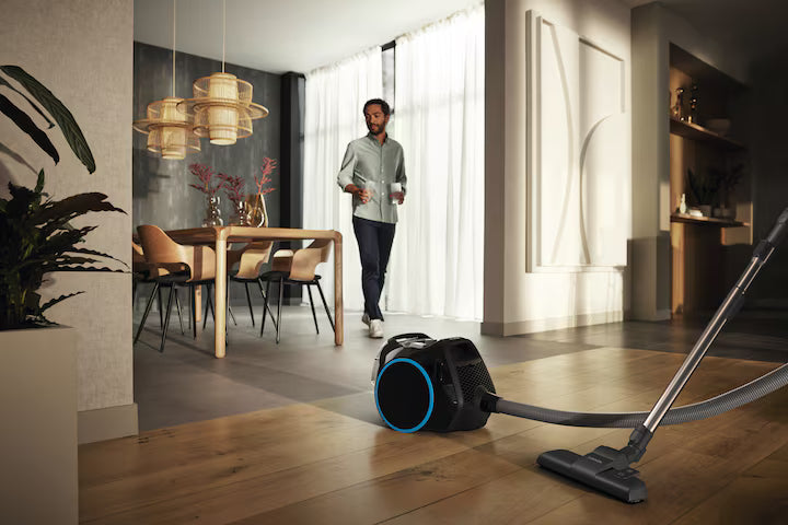 Miele Boost CX1 Blue Pulse Obsidiansort Støvsuger i brug i stue