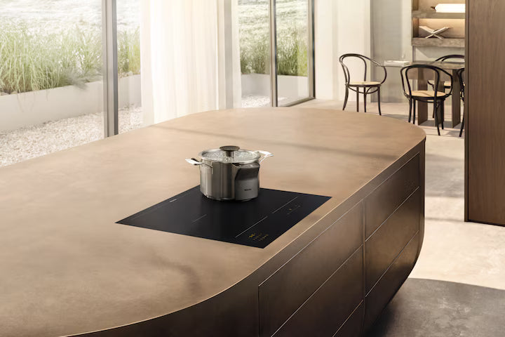 Miele KM 8565FL MattFinish Induktionskogeplade installeret i moderne køkken