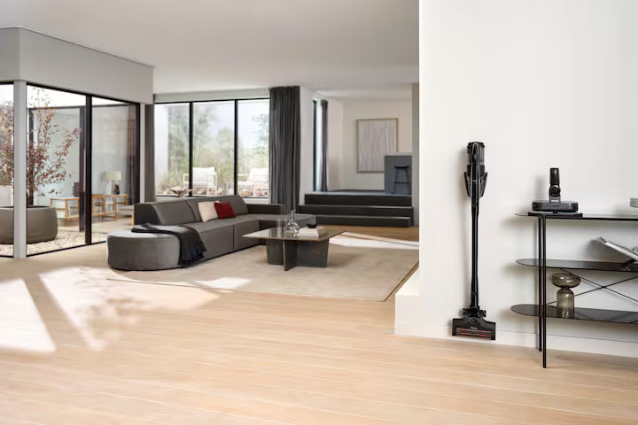 Miele Triflex HX3 Plus Aqua Obsidiansort ledningsfri støvsuger på væglader i stue