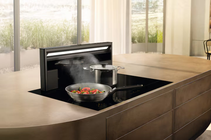 Miele DAD 4970 Levantar Obsidiansort bordemfang installeret i køkken