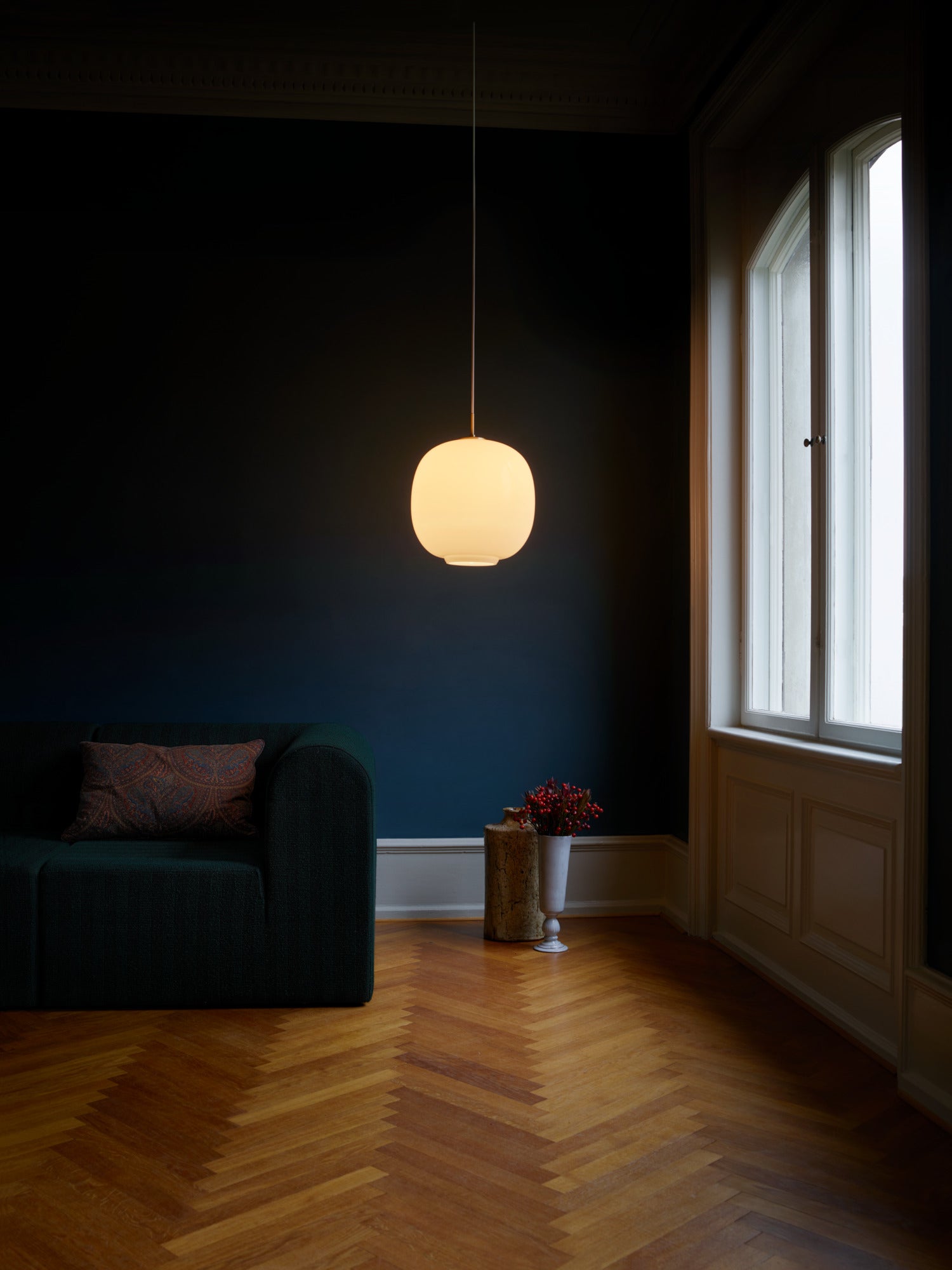 Den smukke radiohuspendel lampe i en mørk stue