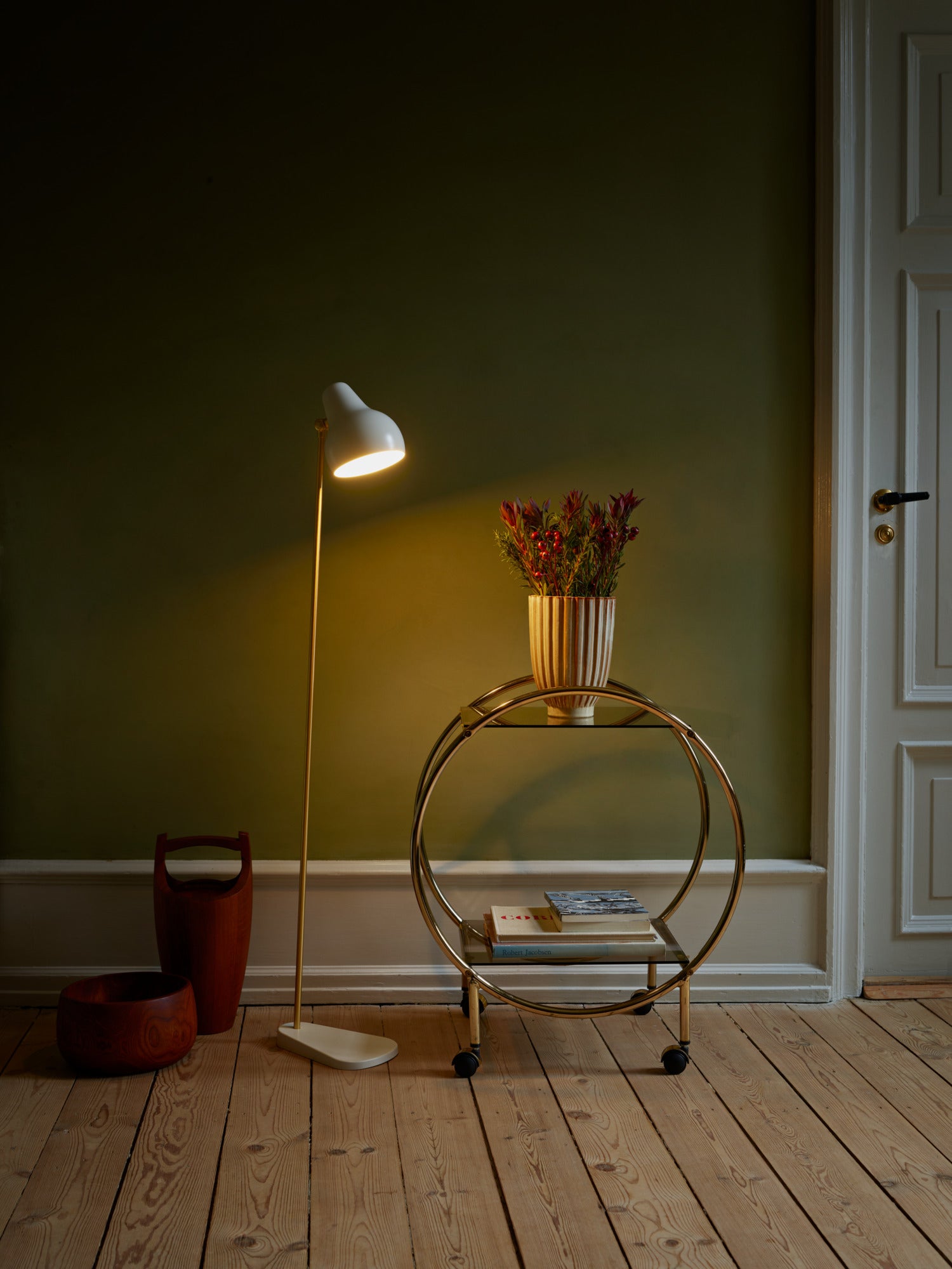 Den enkle hvide og messing gulvlampe VL38 fra Louis Poulsen