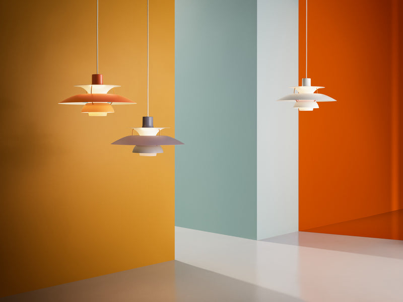 PH 5 lamper i forskellige farver i enkelt farverigt rum