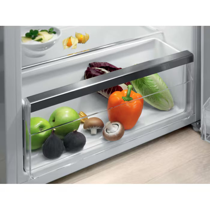 Skuffen i bunden af Electrolux LXB1AE13W0 fritstående køleskab 134 liter