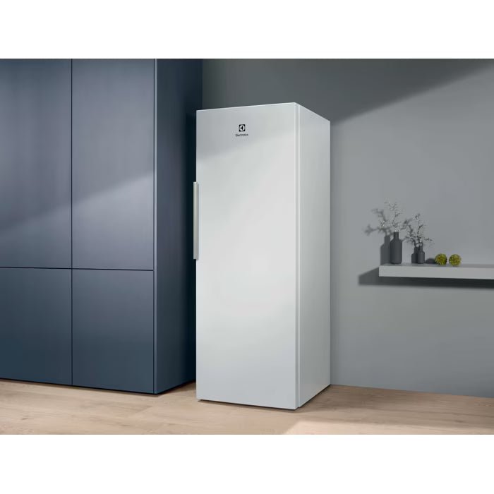 Electrolux LRB2DE33W fritstående køleskab placeret ved siden af køkkenskabet