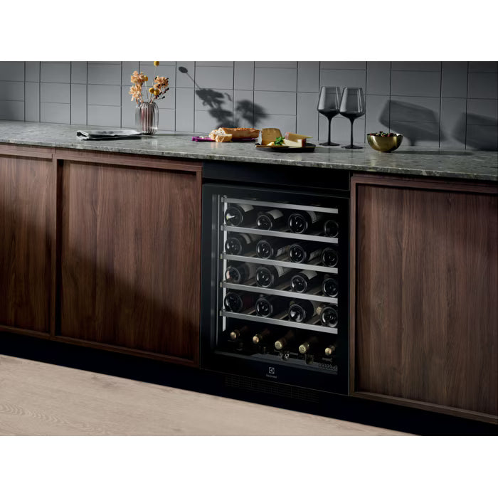 Electrolux EWUS040B8B vinkøleskab med 1 temperaturzone integreret imellem køkkenskufferne