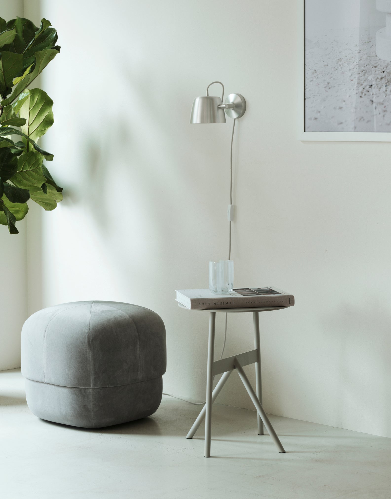 Tub aluminium væglampe fra Normann Copenhagen miljø stue