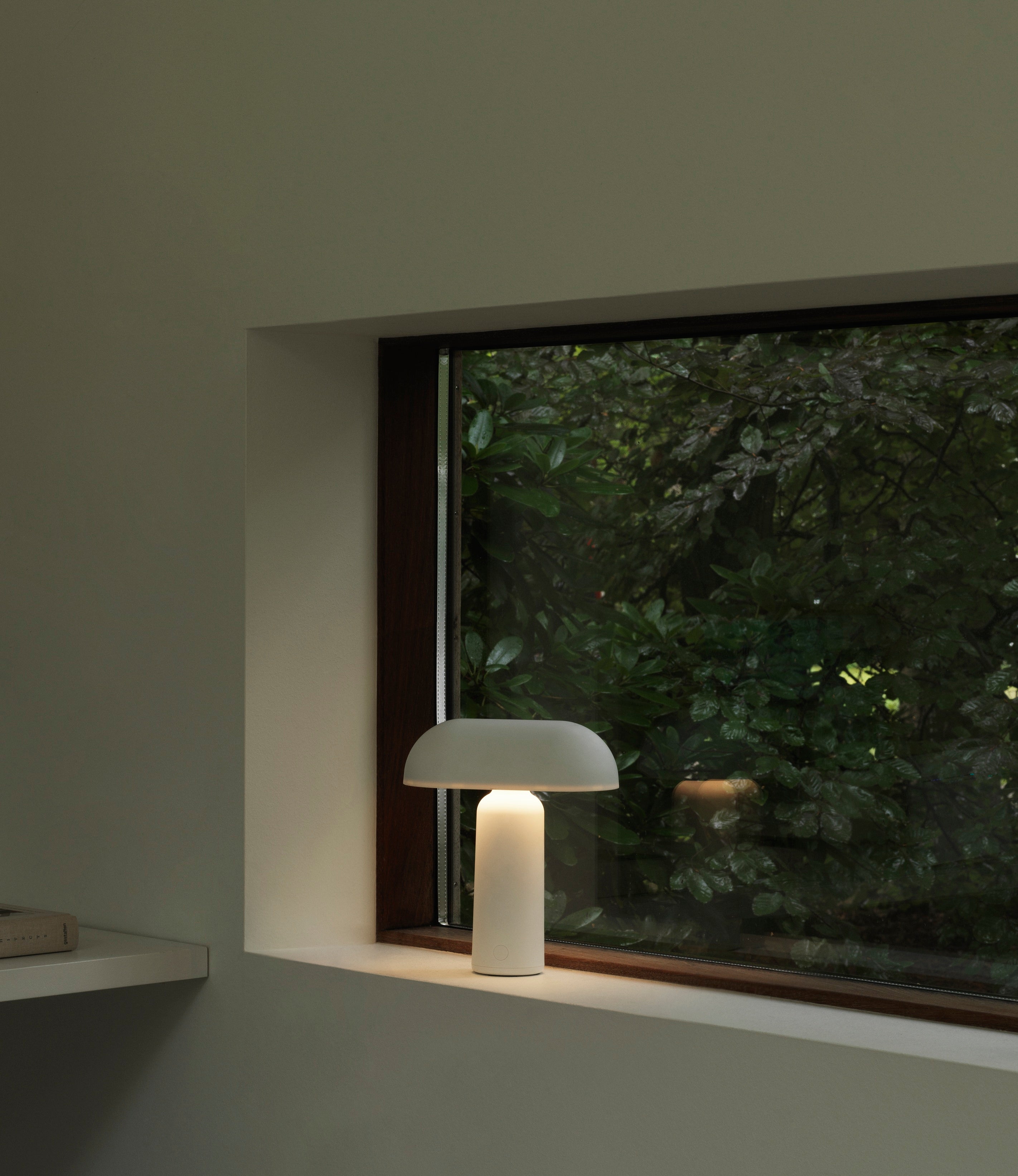 Porta hvid portable bordlampe i vindue