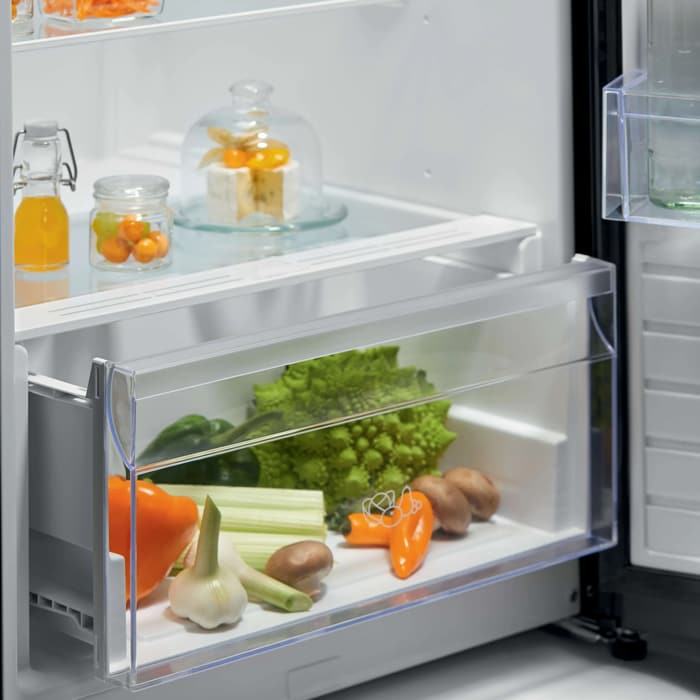 Zoomet ind på bunden af køleskabet til kurven i Electrolux ERS3DE39K fritstående køleskab med DynamicAir