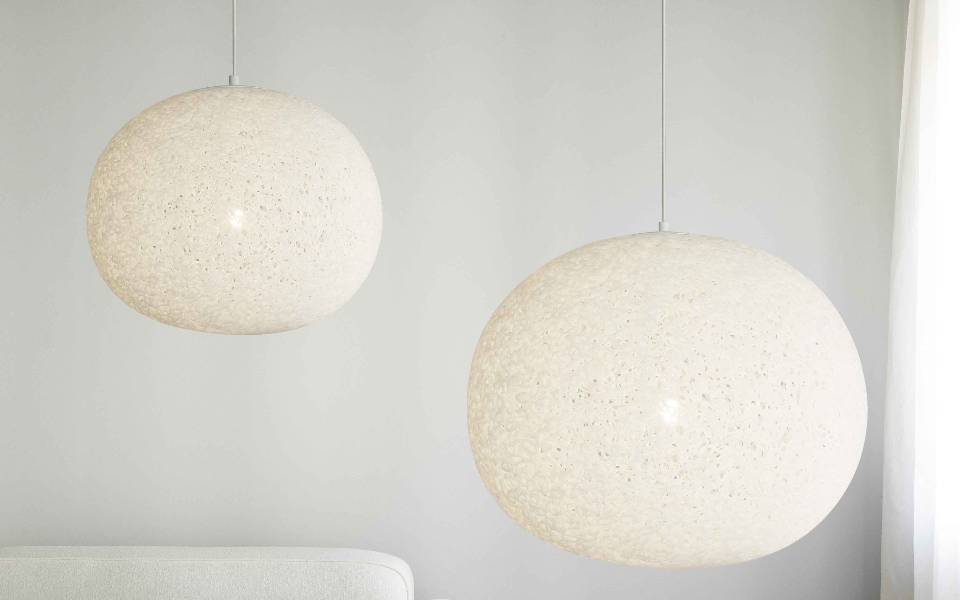 Normann Copenhagen Act Ø60 og Ø80 over sofaen