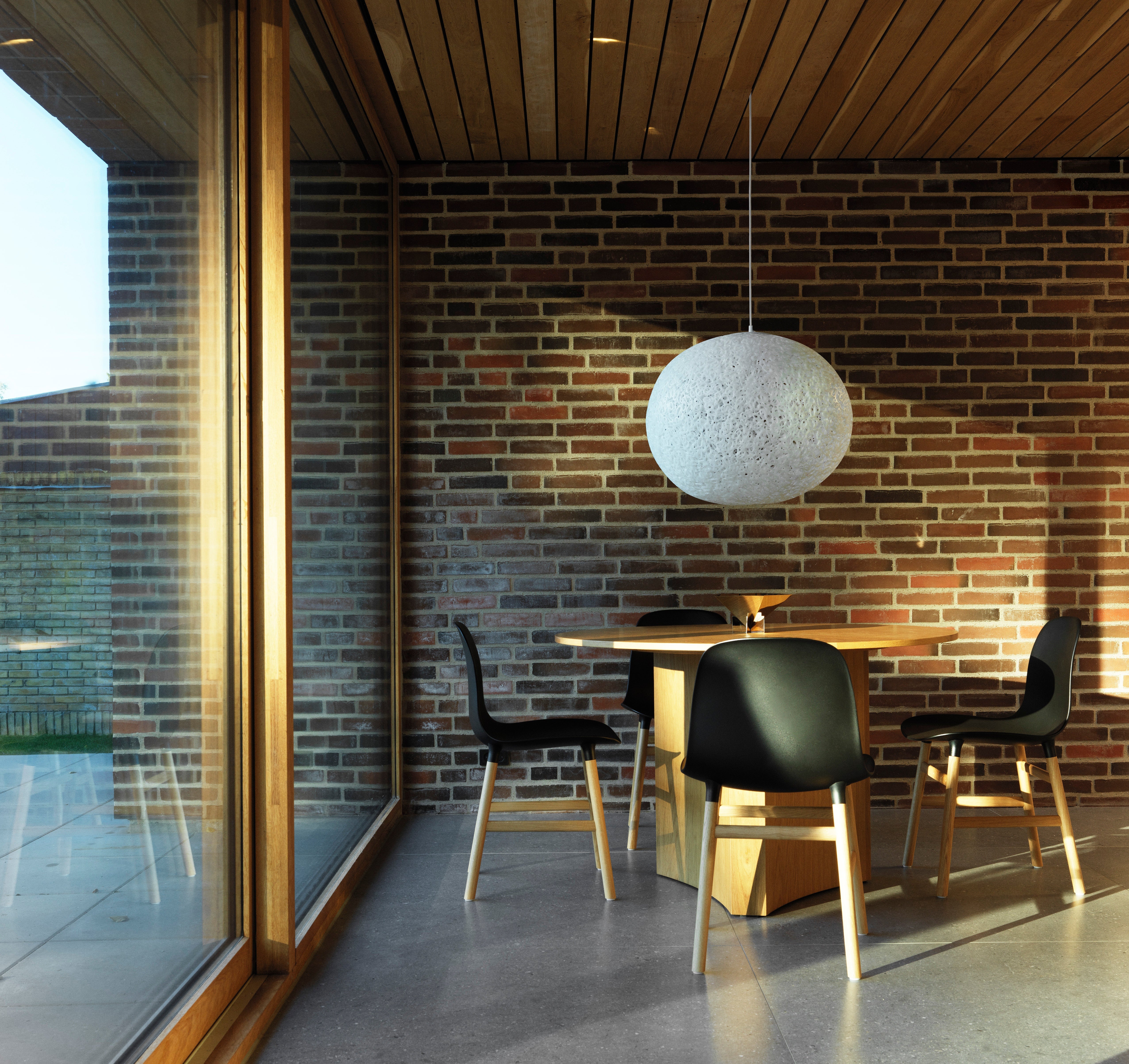 Normann Copenhagen Act Ø60 E27 hvid pendel over bord ved vindue i stuen