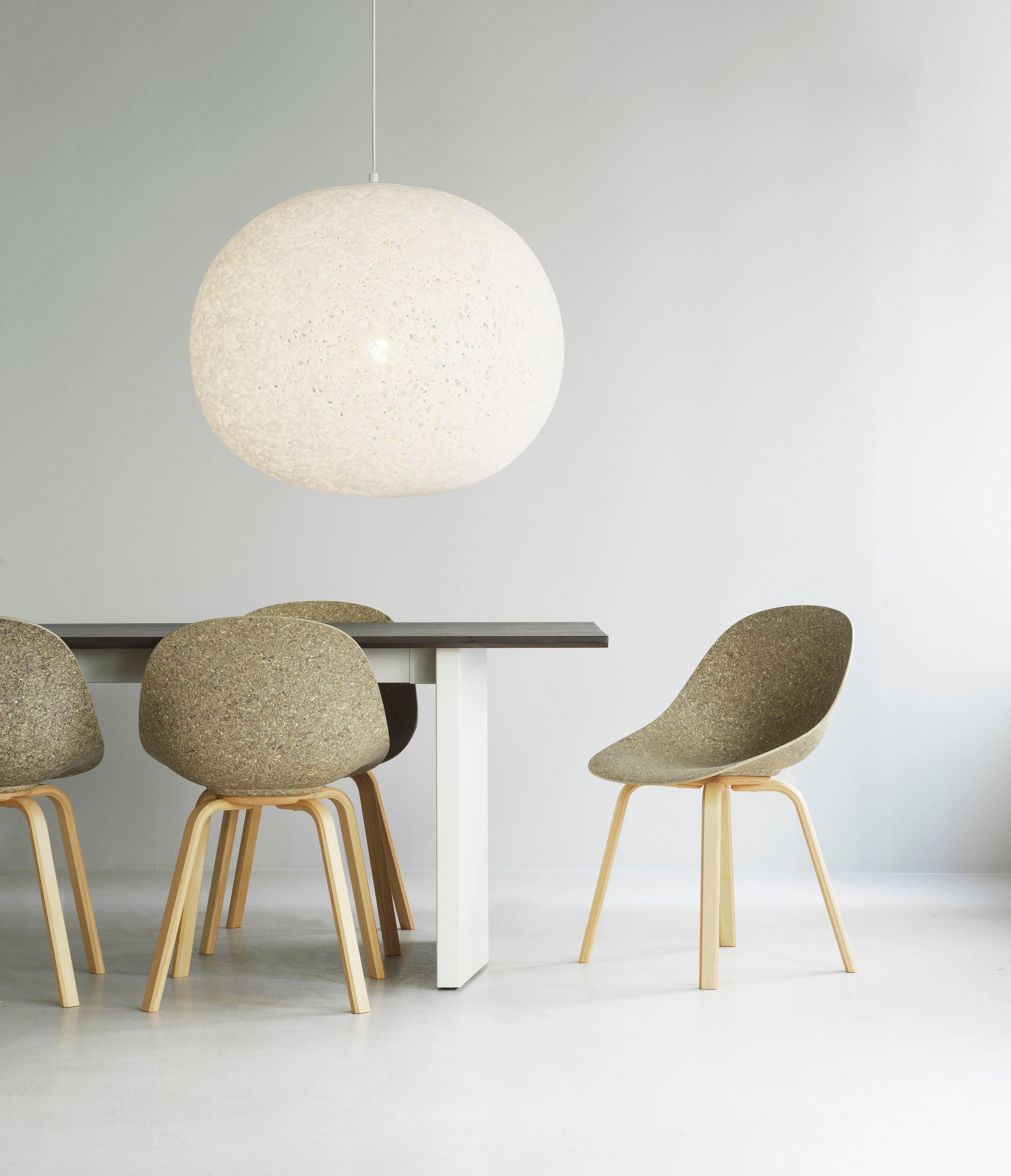 Normann Copenhagen Act Ø80 E27 hvid pendel over spisebord
