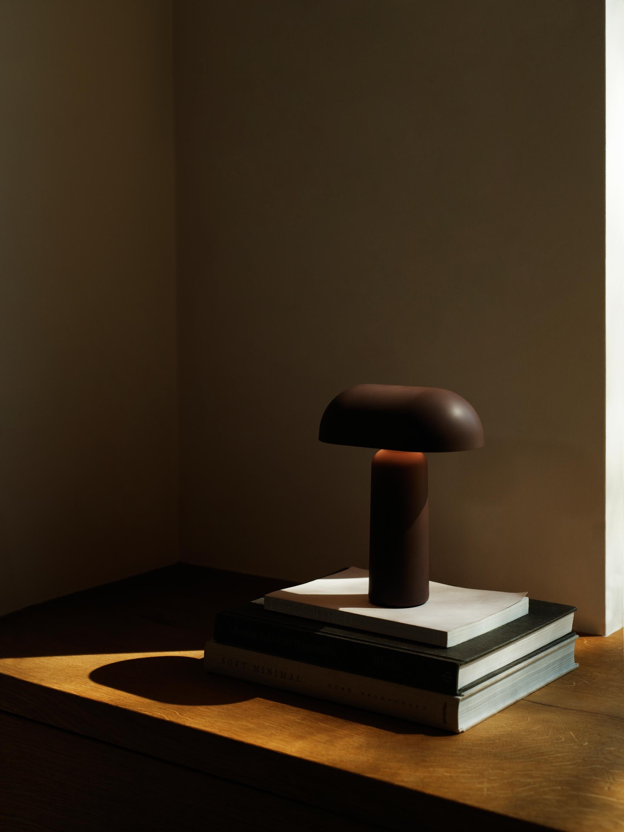 Op til hele 120 timers batterilevetid med Normann Copenhagen Porta i brun