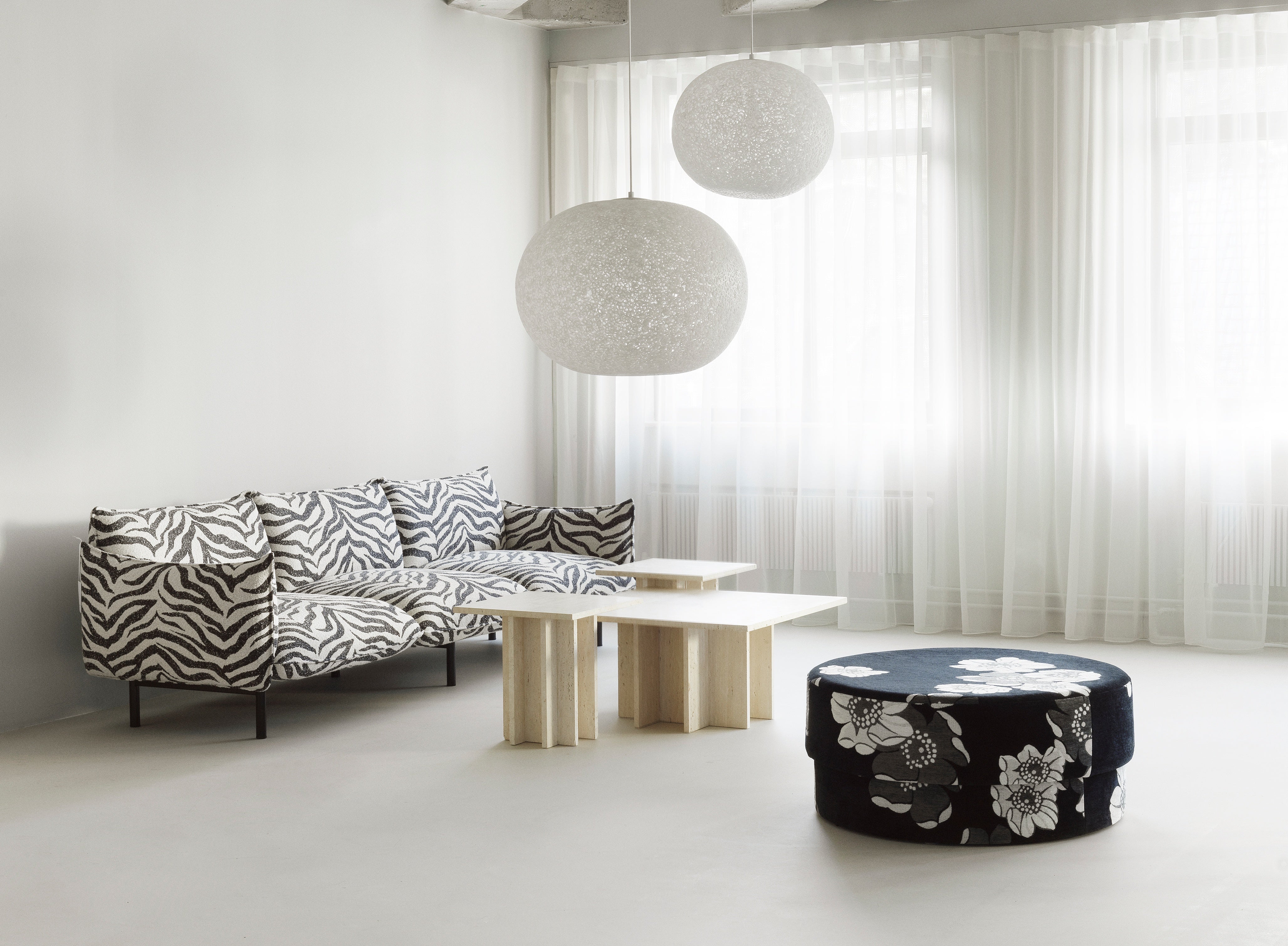 Normann Copenhagen Act Ø80 E27 hvid pendel duo over sofabord