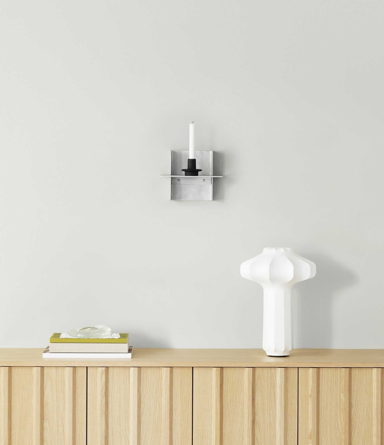 Normann Copenhagen Phantom Ø29.5 LED Hvid Bordlampe på reolen i dagligstuen