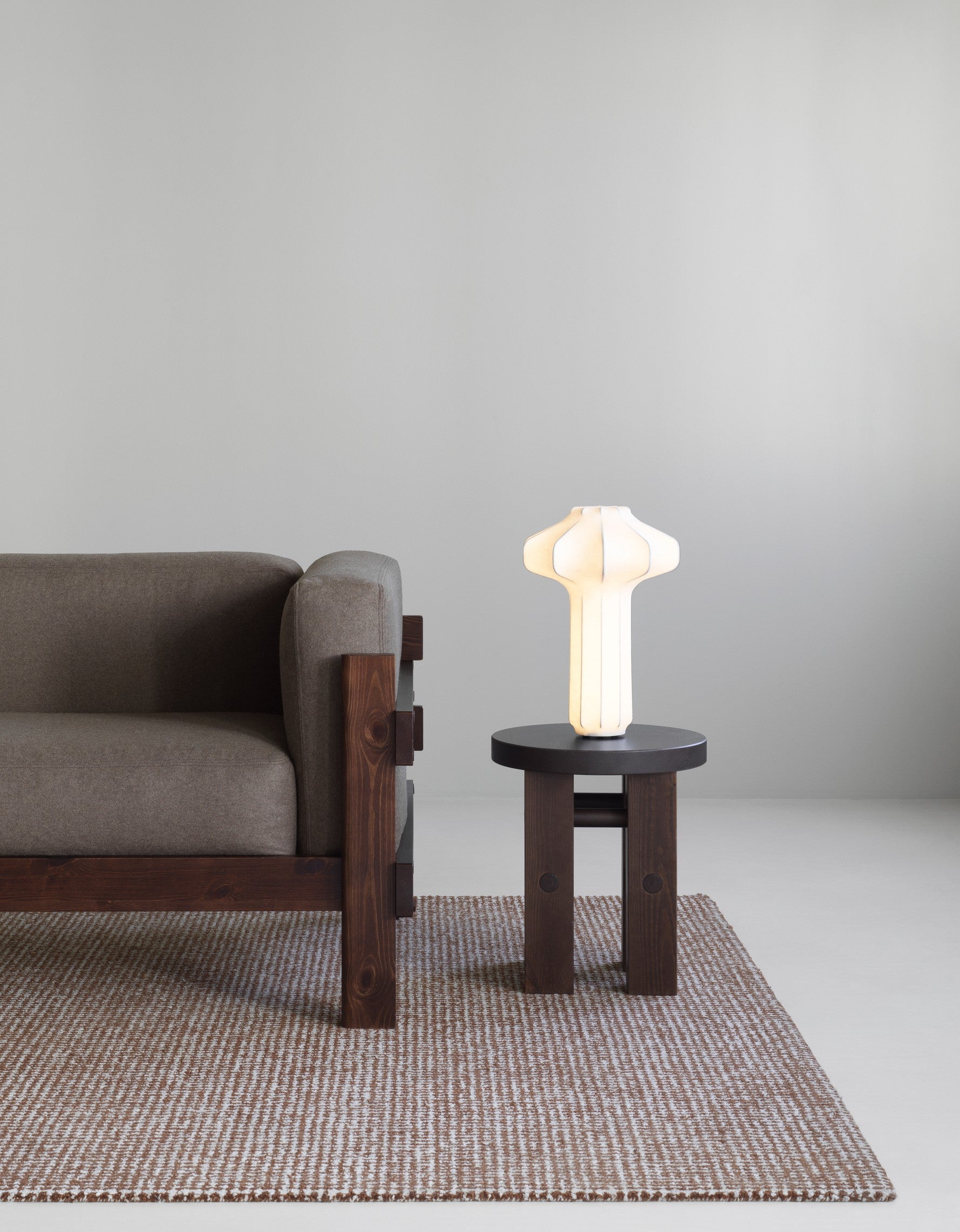 Normann Copenhagen Phantom Ø29.5 LED Hvid Bordlampe tændt i stuen på bord ved sofaen