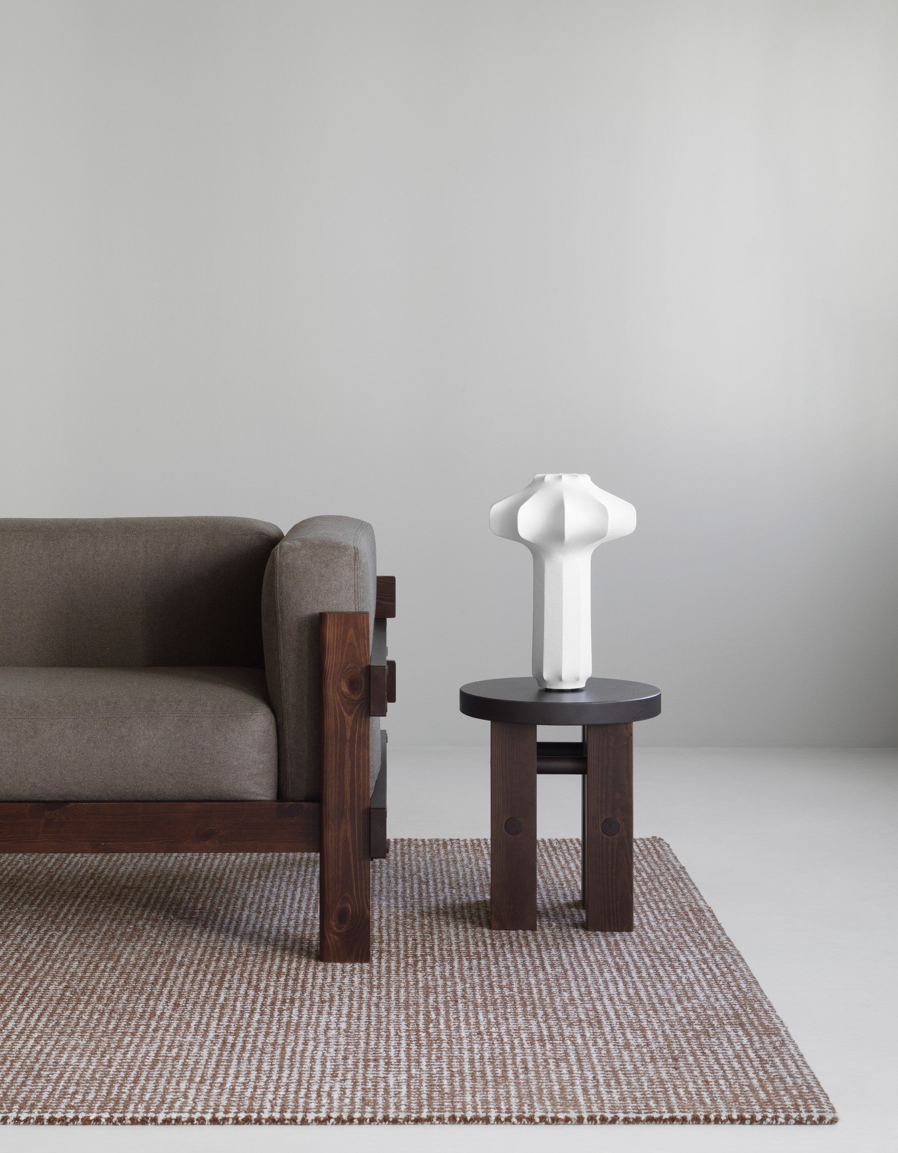 Normann Copenhagen Phantom Ø29.5 LED Hvid Bordlampe slukket i stuen ved sofaen