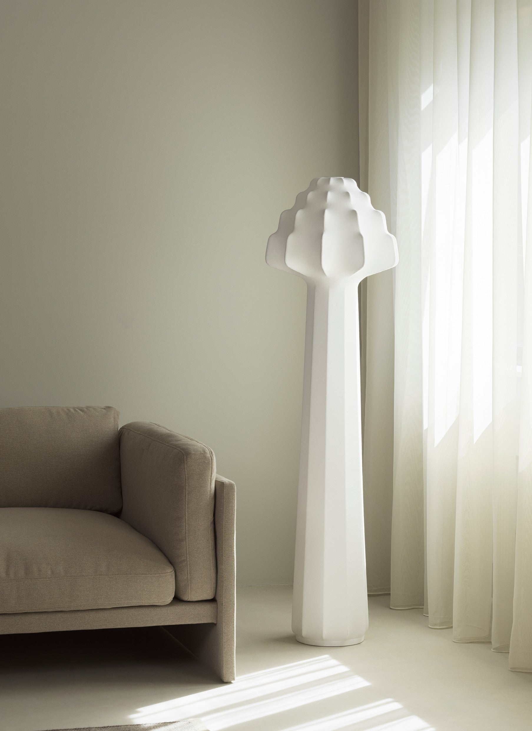 Normann Copenhagen Phantom Ø46 LED hvid Gulvlampe slukket i stuen