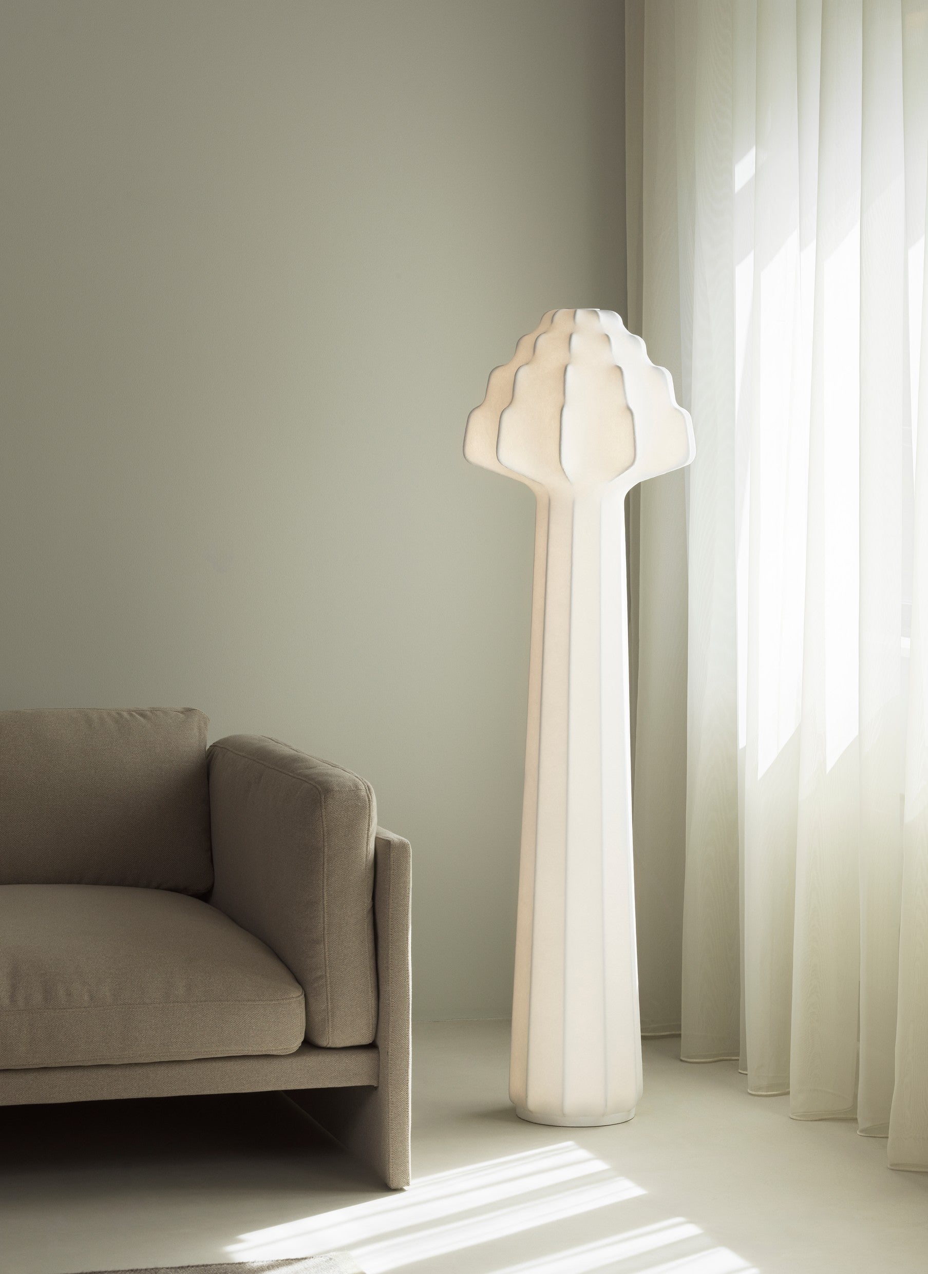 Normann Copenhagen Phantom Ø46 LED hvid Gulvlampe i tændt tilstand i stuen