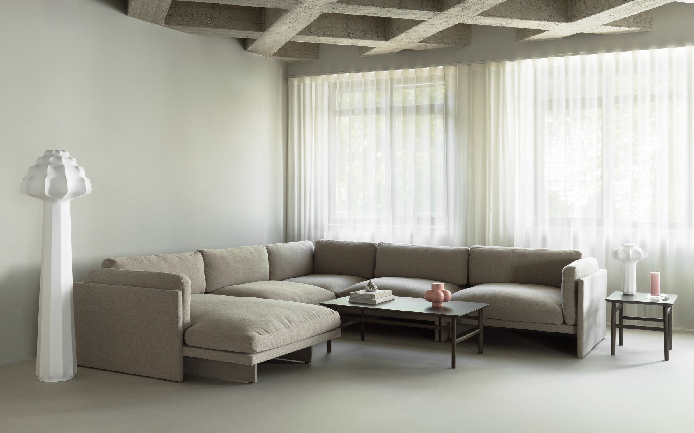 Normann Copenhagen Phantom Ø46 LED hvid Gulvlampe ved den store sofa