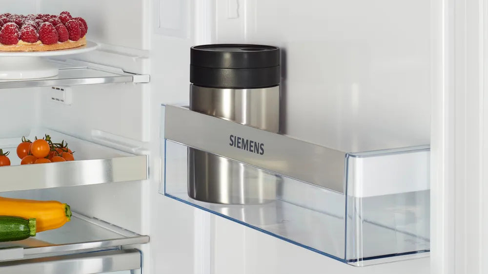 Lav cold brews med Siemens TE658209RW EQ6s medfølgende beholder