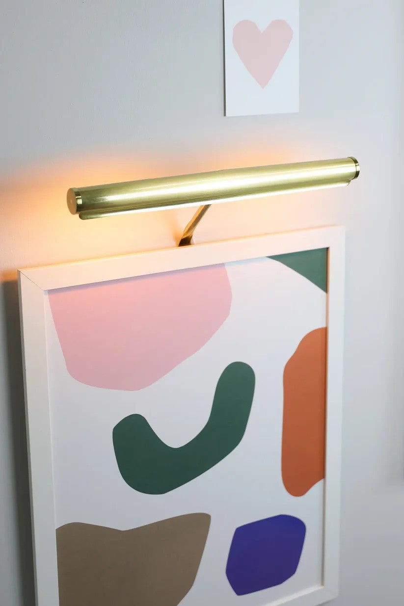 Monalisa Billedlampe i Messing hængt op over et billede for det behagelige belysning. 