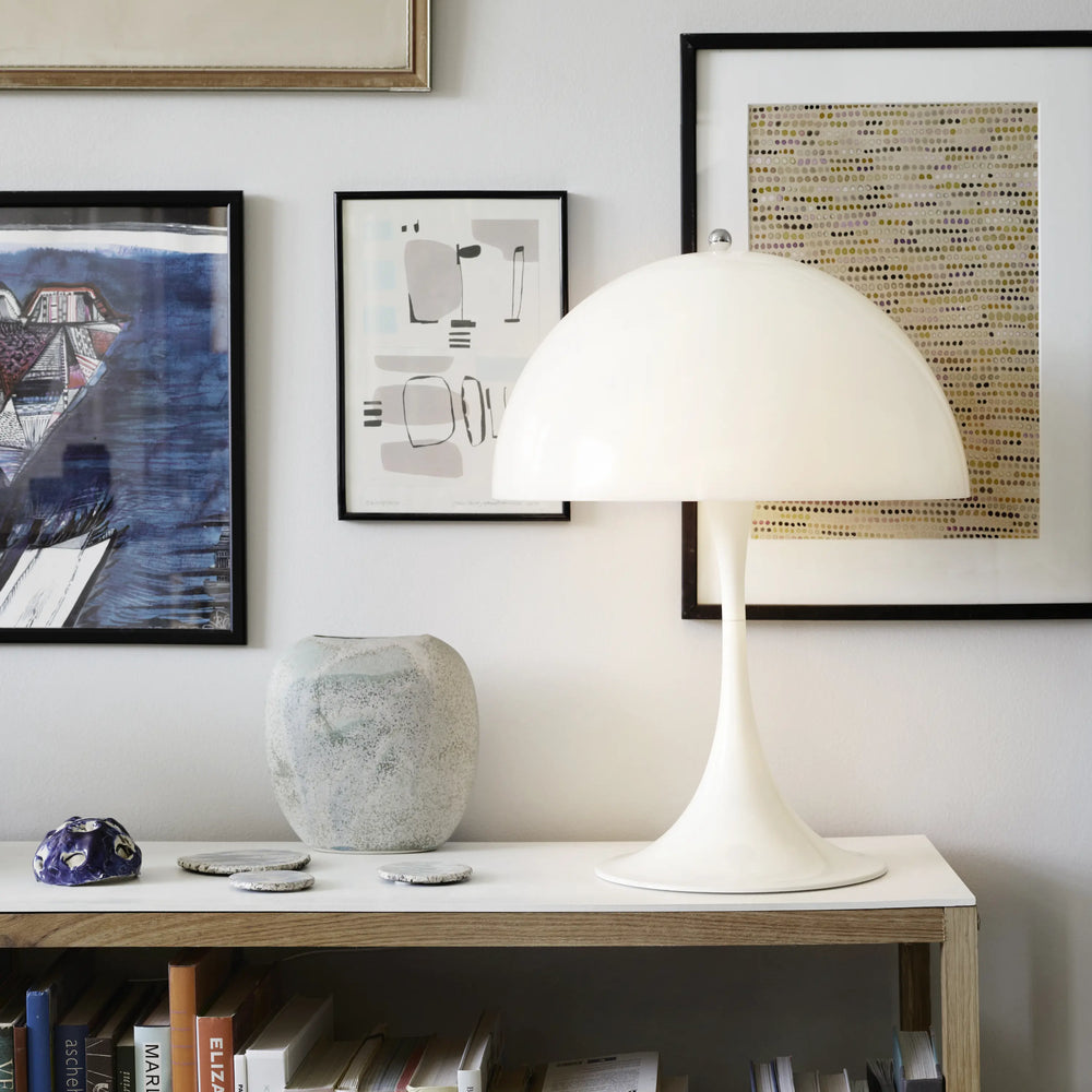 Panthella 400 Ø40 Opal White bordlampe på bogreol