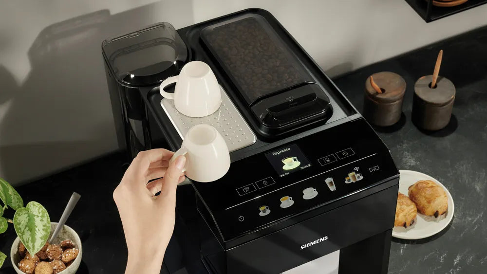 Plads til 270g bønner i Fuldautomatisk kaffemaskine EQ500 sort rustfrit stål