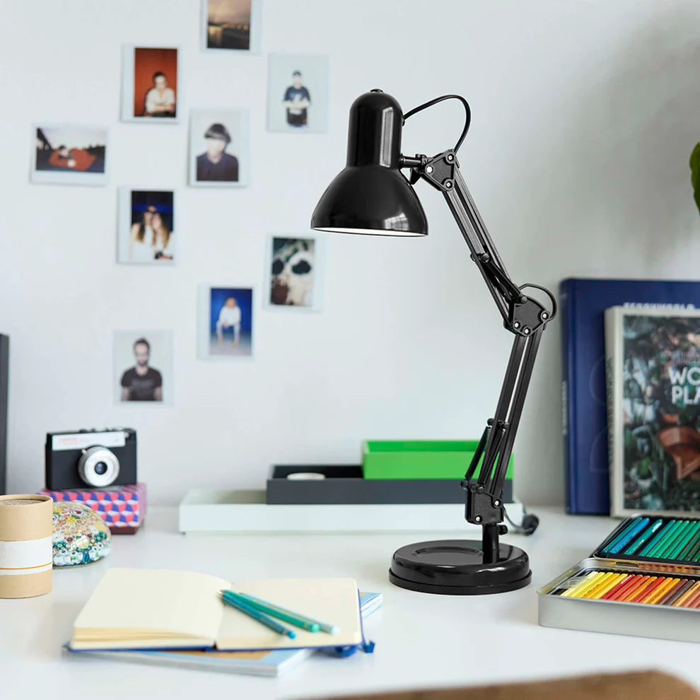 Den æstetiske Alba Arkitektlampe i Sort placeret på arbejdsbordet for dens varme belysning og nemme betjening