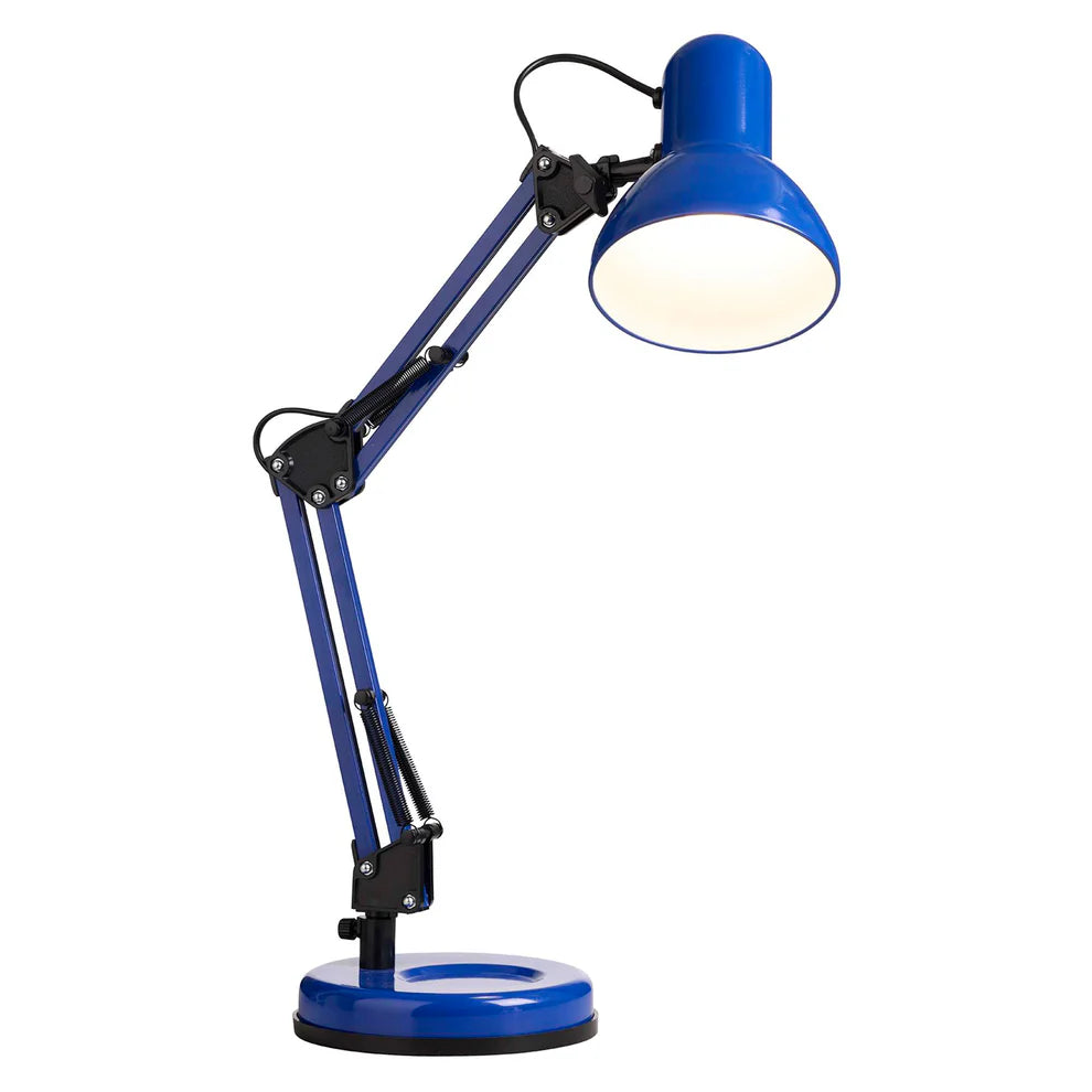 Den unikke Alba Arkitektlampe i Blå placeret foran en hvid væg for en flot kontrast