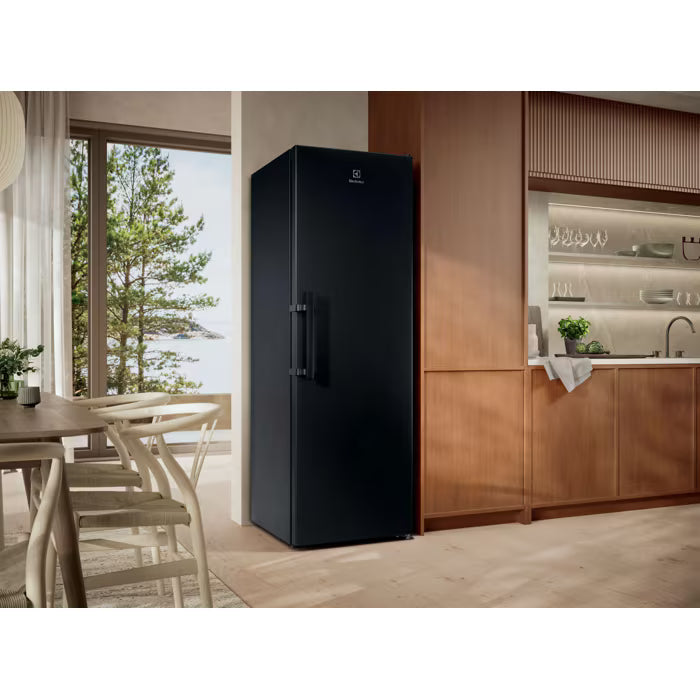 Electrolux ERS3DE39K fritstående køleskab med DynamicAir placeret i køkkenet ved siden af køkkenskabet