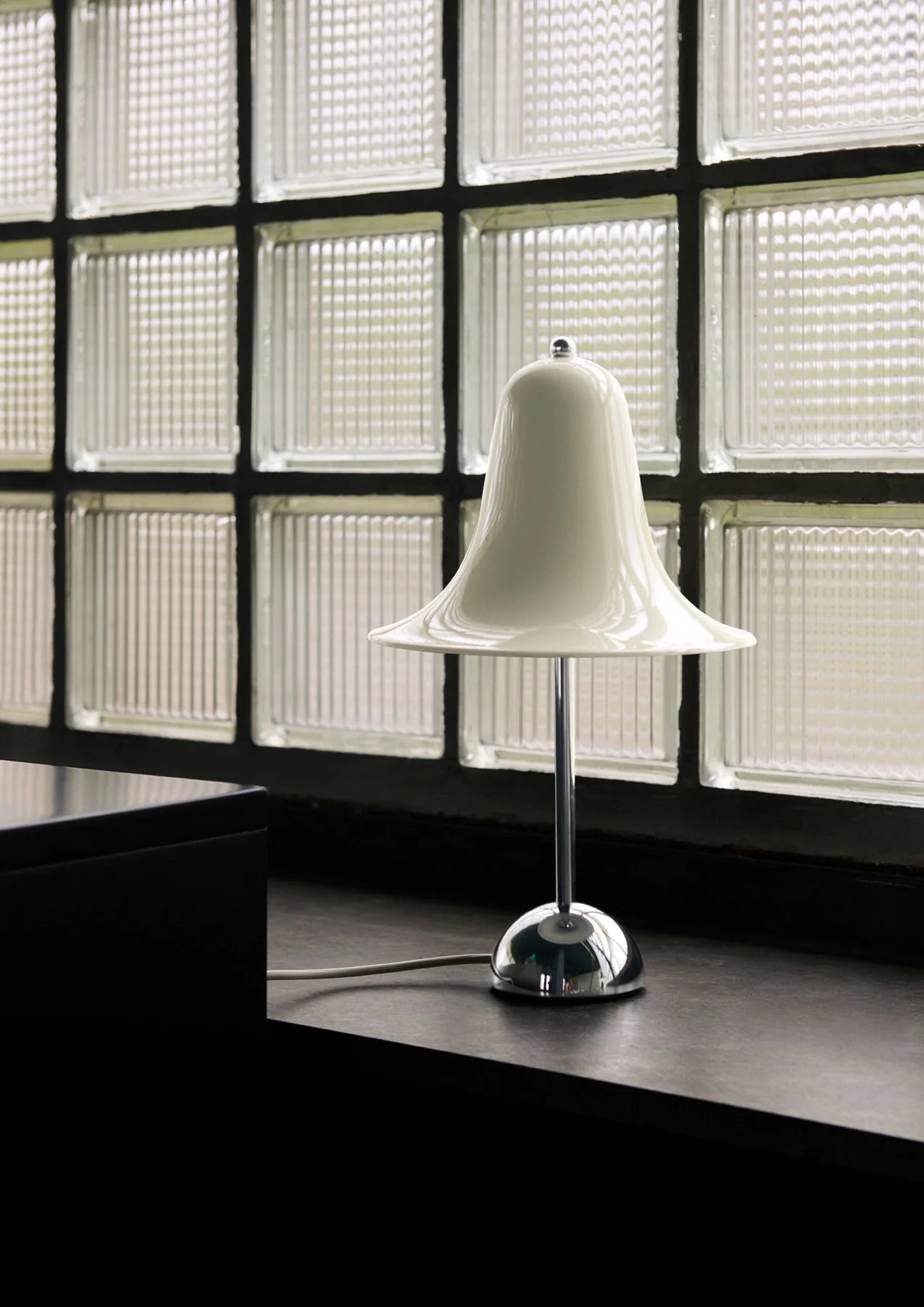 Verpan Pantop Ø23 Bordlampe Cream White i studiet