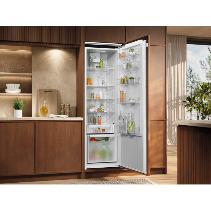 Electrolux ERD6DE18C integreret køleskab integreret ind i køkkenskabet