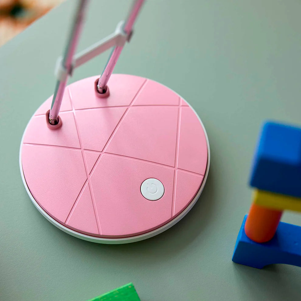 Zoomet helt ind på foden af A5 LED Bordlampe i Lyserød med dens nemme tænd og sluk knap